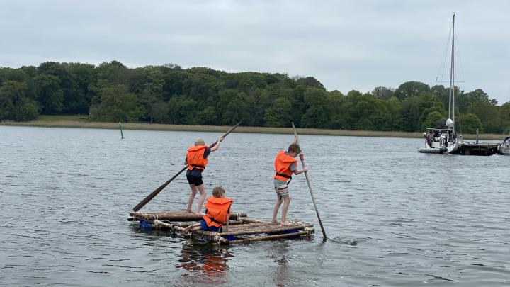 Juniorer ude på jeres hjemmelavede tømmerflåde